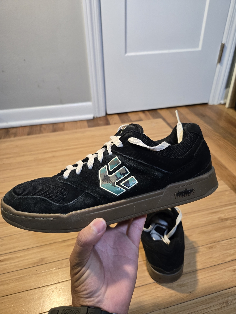 Etnies Men’s Black Suede Skate Shoe with Gum Sole